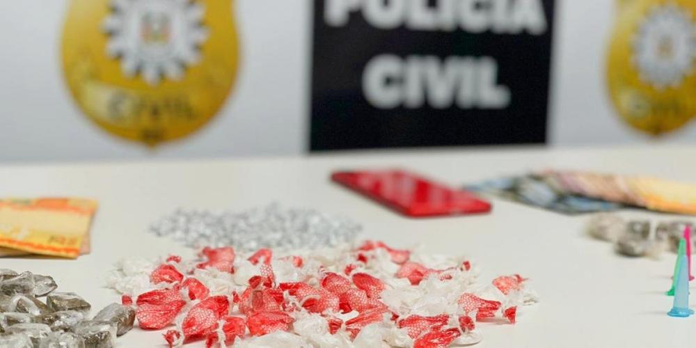 Cocaína, maconha e crack foram apreendidas nos bairros Rio Branco e Guajuviras | Foto: PC / Divulgação / CP