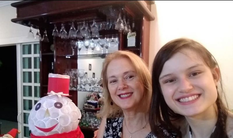 Rita de Cássia e a filha Elisa, que mesmo sem diploma já tem proposta de trabalho - (Foto: Facebook/Reprodução)