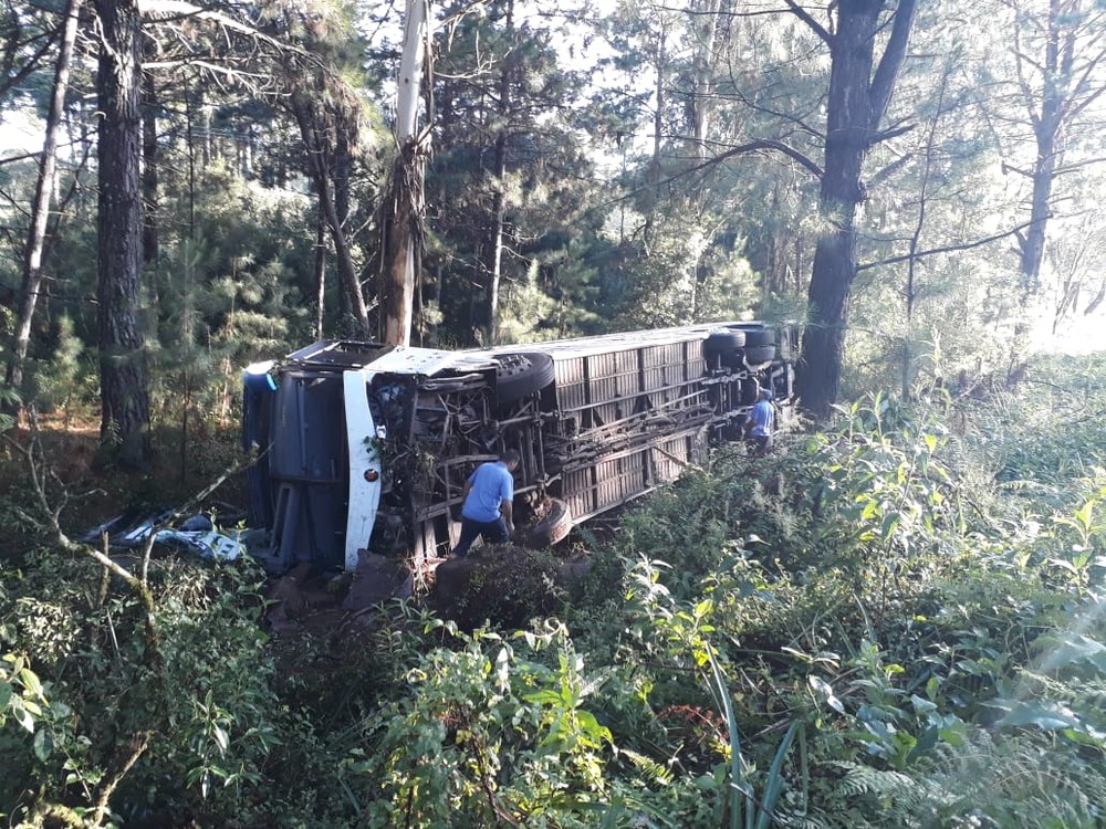 Acidente na Rota do Sol envolvendo ônibus e um carro deixa dois mortos — Foto: Roger Ruffato/RBS TV