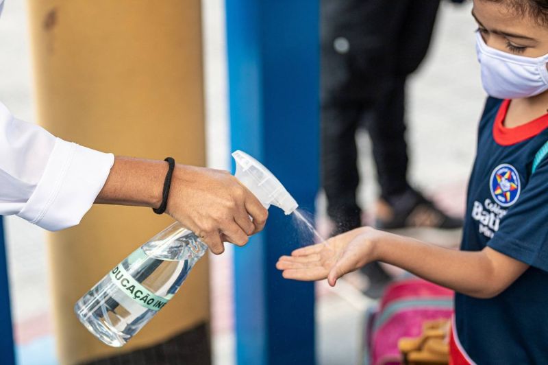 Estudante retorna às aulas presenciais neste período de pandemia - (Foto: Gledston Tavares /FramePhoto/Folhapress - 26.04.21)