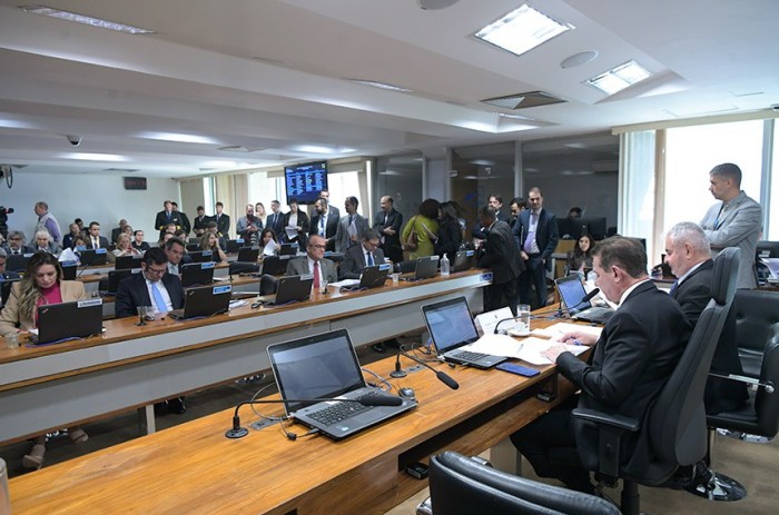 O texto fixa critérios a segurados expostos a agentes nocivos à saúde ou a risco por perigo inerente à profissão - Foto: Geraldo Magela/Agência Senado