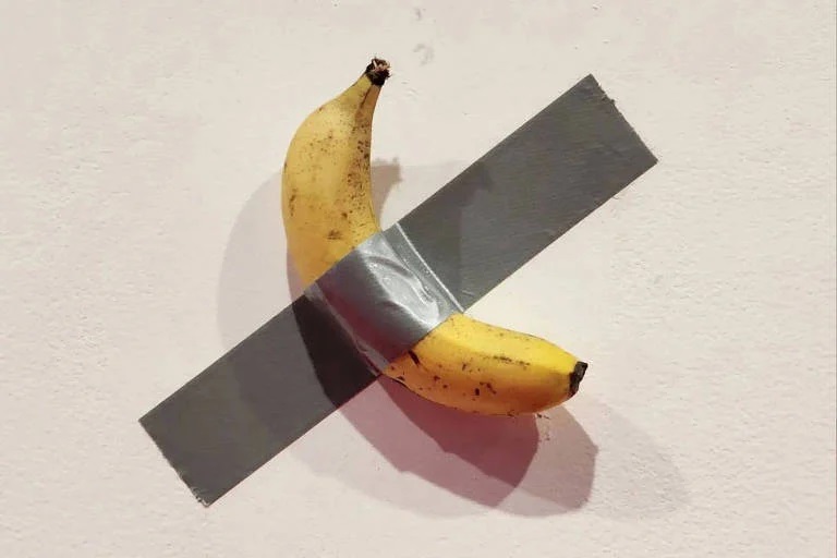 Conhecida como a banana mais cara do mundo, fruta integra a instalação ‘Comediante’ de Maurizio Cattelan. (Foto: Reprodução/Redes Sociais)