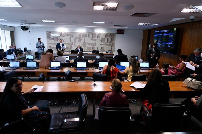 Aprovado pela CAS com relatório de Damares Alves, o PL 2.807/2022 segue para a CE; texto torna obrigatório ao poder público afixar painéis de seis m² com mensagens antidrogas em frente a cada uma das escolas