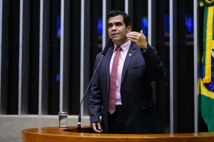 Ricardo Ayres: falta fiscalização das medidas previstas no Estatuto do Idoso - (Foto: Pablo Valadares/Câmara dos Deputados)