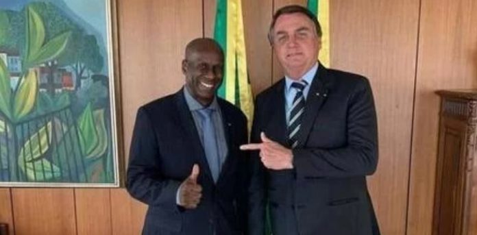 Ailton Barros ao lado do ex-presidente Jair Bolsonaro | Foto: FACEBOOK / REPRODUÇÃO
