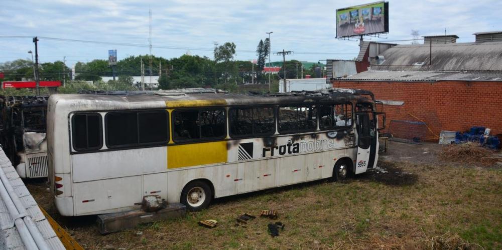 Fogo atingiu ônibus em Canoas | Foto: Guilherme Testa