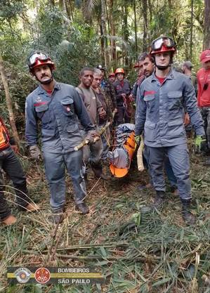 Corpo precisou ser retirado do local por meio de helicóptero REPRODUÇÃO/CORPO DE BOMBEIROS