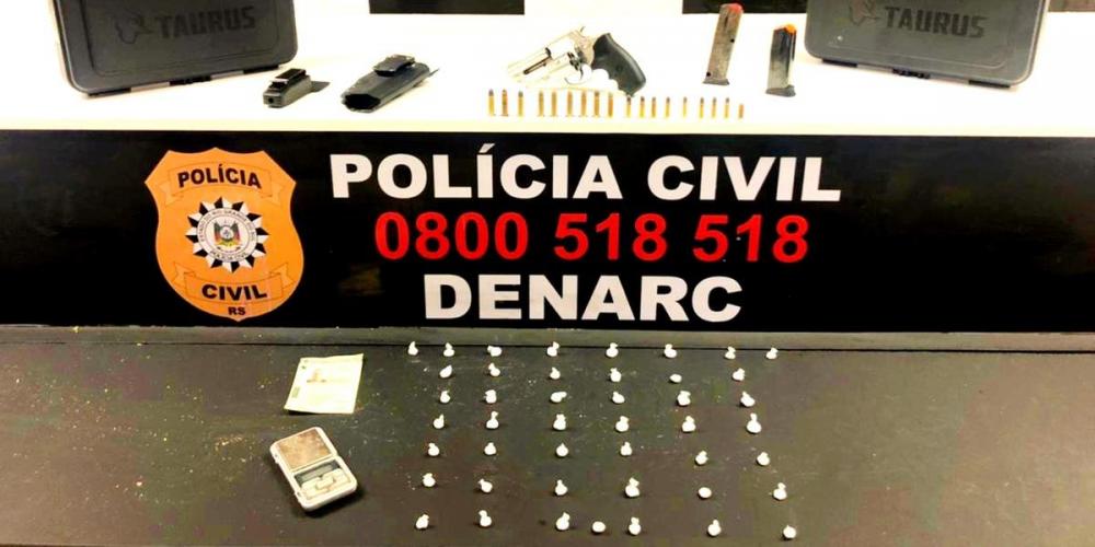 Houve apreensão de 45 buchas de cocaína, um revólver, 18 munições, dois carregadores, uma balança de precisão e documento falsificado. Foto: PC/Divulgação