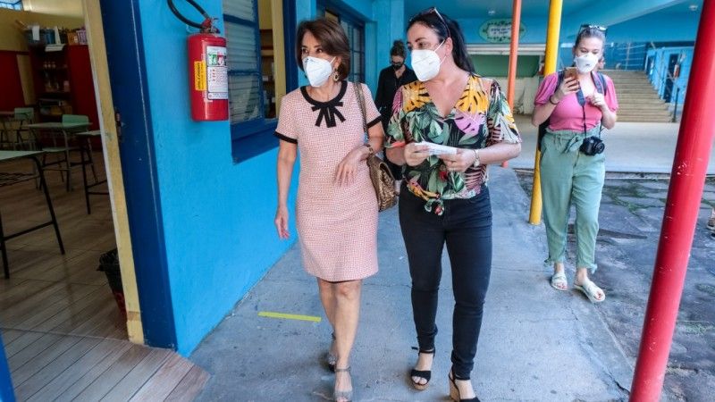 Secretária Raquel Teixeira com a diretora da Escola Duque de Caxias, Cláudia de Moraes - Foto: Divulgação Seduc