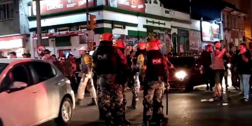 Com escudos e uso da cavalaria, os policiais do Pelotão de Choque utilizaram bombas de gás lacrimogêneo para retirar a aglomeração de pessoas das ruas do bairro | Foto: Record TV RS / Reprodução