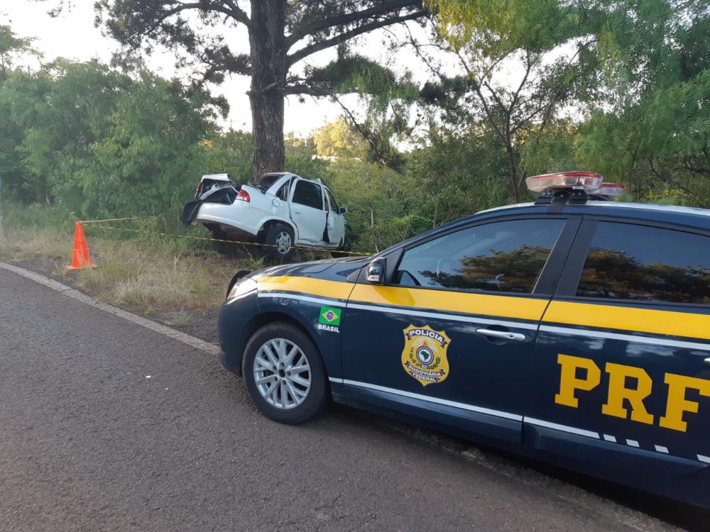 Homem morre após colidir carro contra árvore em Unistalda — Foto: PRF / Divulgação