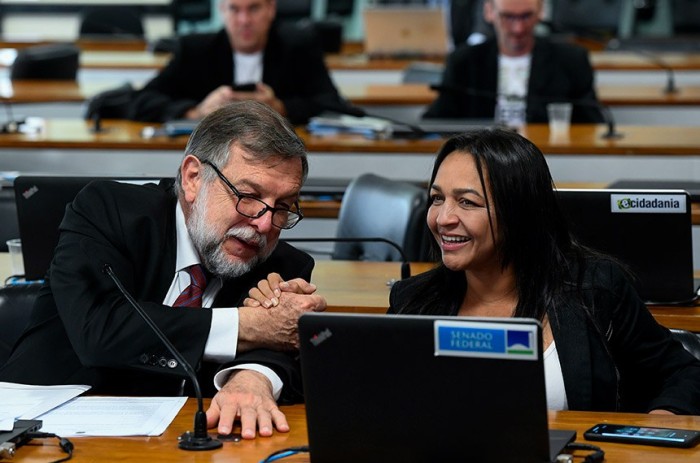 A relatora Eliziane Gama ao lado de Flávio Arns na reunião da CDH desta quarta - Foto: Marcos Oliveira/Agência Senado