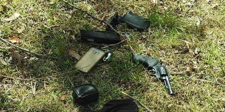 Arma, munições e um celular foram apreendidos após a perseguição que terminou nas proximidades do Polo Petroquímico | Foto: Brigada Militar/Divulgação