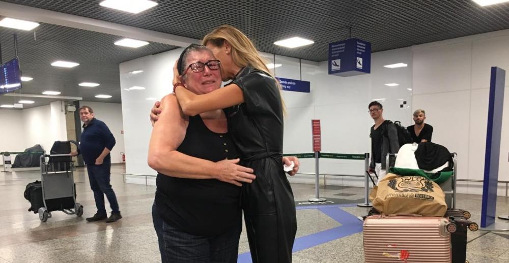 Maria Luiza Vargas, mãe de Vanessa, e a amiga Netucia de Souza Pires na chegada do corpo em Porto Alegre — Foto: Samuel Vettori/RBS TV