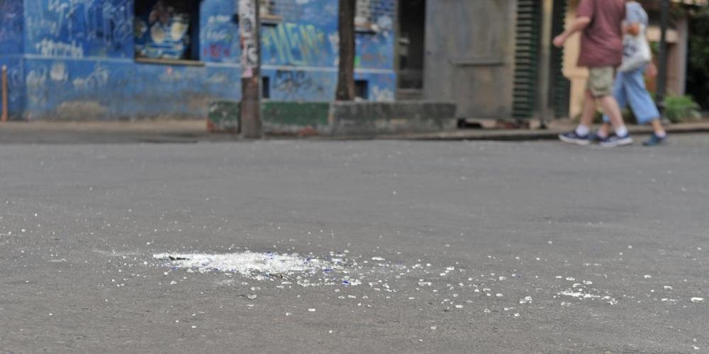 BM voltou a intervir com bombas de gás lacrimogêneo para dispersar brigas no bairro Cidade Baixa | Foto: Alina Souza