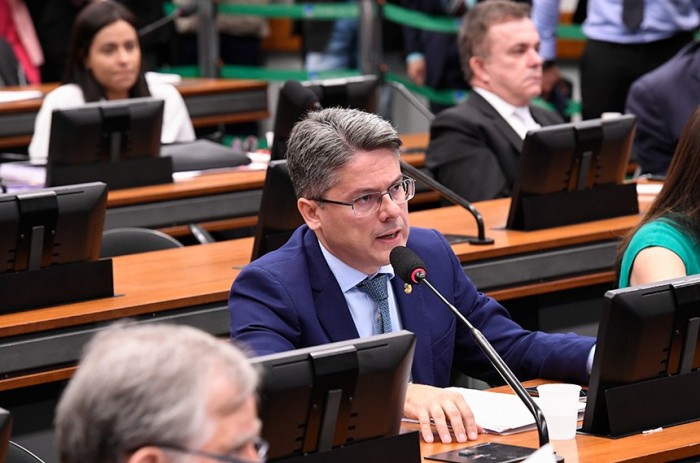 O senador Alessandro Vieira é o relator do projeto que garante abono de faltas para acompanhar dependente hospitalizado - Foto: Roque de Sá/Agência Senado