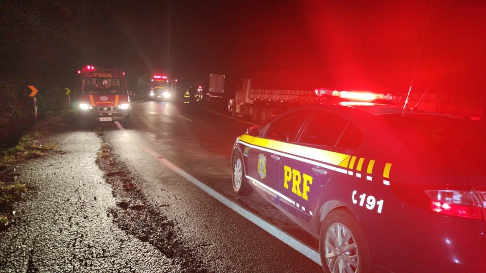 Colisão entre caminhão e carro deixam BR-470 bloqueada em Bento Gonçalves — Foto: Polícia Rodoviária Federal/Divulgação