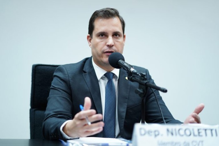 Nicoletti recomendou a aprovação da proposta - (Foto: Pablo Valadares/Câmara dos Deputados)