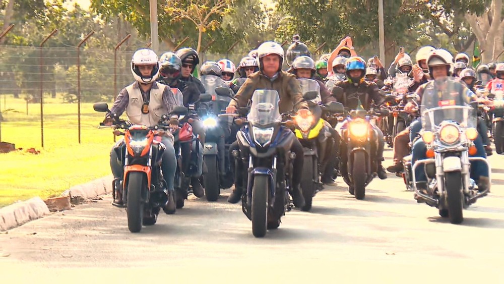 Presidente Jair Bolsonaro faz passeio de moto com apoiadores em Brasília