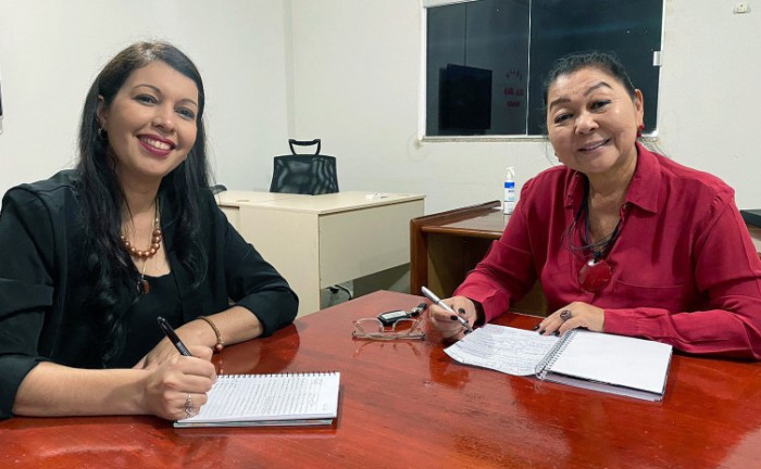 A secretária da Pesca e Aquicultura, Miyuki Hyashida e a gerente de Agroindústria da seagro, Verônica França debatem sobre o selo SUSAF-TO - Foto: Jeferson Nascimento/Governo do Tocantins