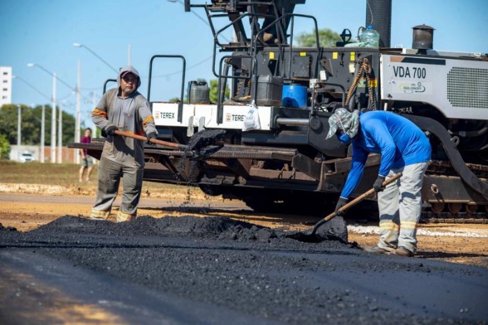 Aplicação de concreto betuminoso usinado a quente (CBUQ) na manhã desta terça, 13 - Fotógrafo:Luciana Pires/Secom Palmas