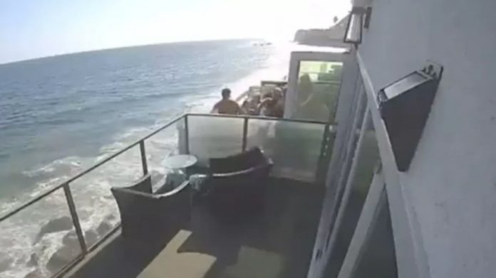 Vídeo registra momento em que sacada em frente à praia desaba (Foto: REPRODUÇÃO/TWITER)