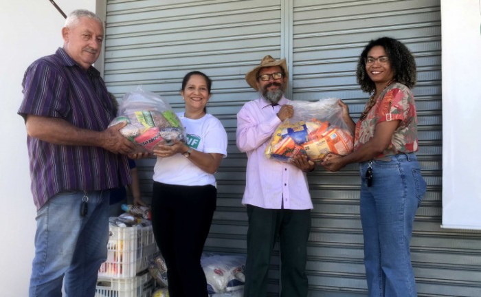 Representantes das casas beneficiadas recebendo os alimentos - Foto: Gláucia Mendes/Governo do Tocantins