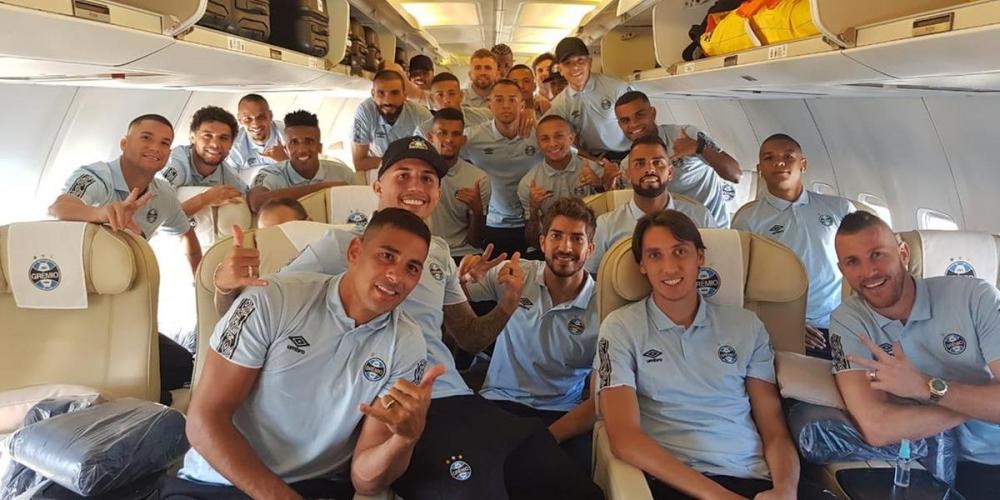 Jogadores tiraram tradicional foto de viagem dentro da aeronave que leva o grupo para a Colômbia | Foto: Grêmio / Divulgação / CP