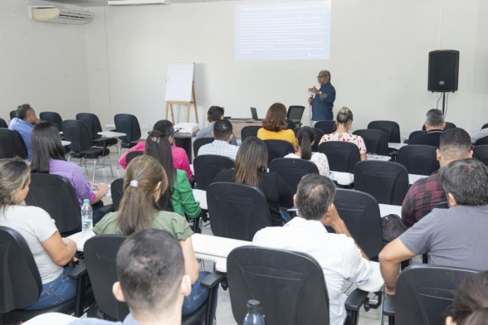 (De pé) instrutor Magno Castro Alves, consultor da empresa Ikhon, foi responsável por transmitir ensinamentos - Fotógrafo:Lia Mara/Secom Palmas