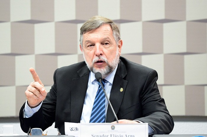 Presidente da Comissão de Educação, Flávio Arns conduz os debates - Foto: Pedro França/Agência Senado