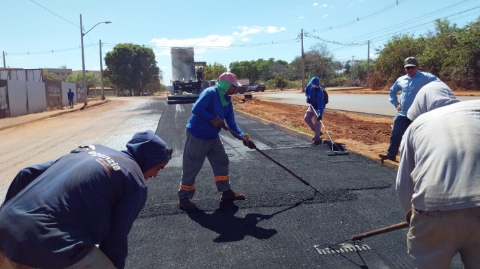 Aplicação de CBUQ na lateral da Arso 131 na manhã desta segunda, 19 - Fotógrafo:Seisp/Divulgação