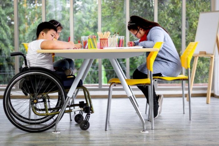 Pesquisas mostram que a escola regular é o melhor ambiente para crianças aprenderem - (Foto: Depositphotos)