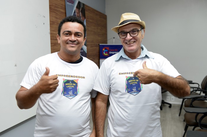 Ambulantes do Arraiá da Capital, Sérgio Alves Ribeiro Rodrigues e Marciel José Nogueira dizem que expectativas é de excelentes vendas - Fotógrafo:Juliana Carneiro/Secom Palmas
