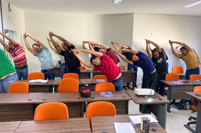Professor de Yoga e servidor do IVM Kaique Hilário ensina técnicas de ginástica laboral aos motoristas visando relaxar músculos e reeducar postura - Fotógrafo:Bruna Lima IVM