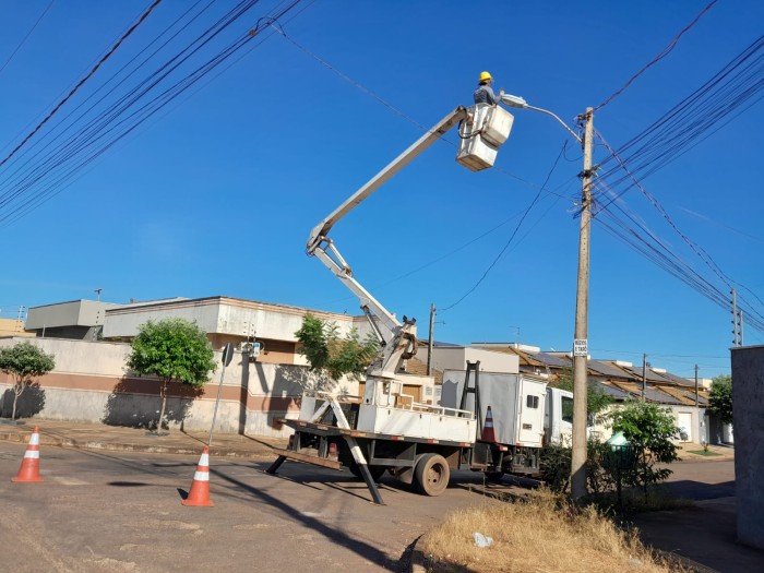 Registro de troca de lâmpada queimada na Arse 92 na manhã desta sexta, 23 - Fotógrafo:Seisp/Divulgação