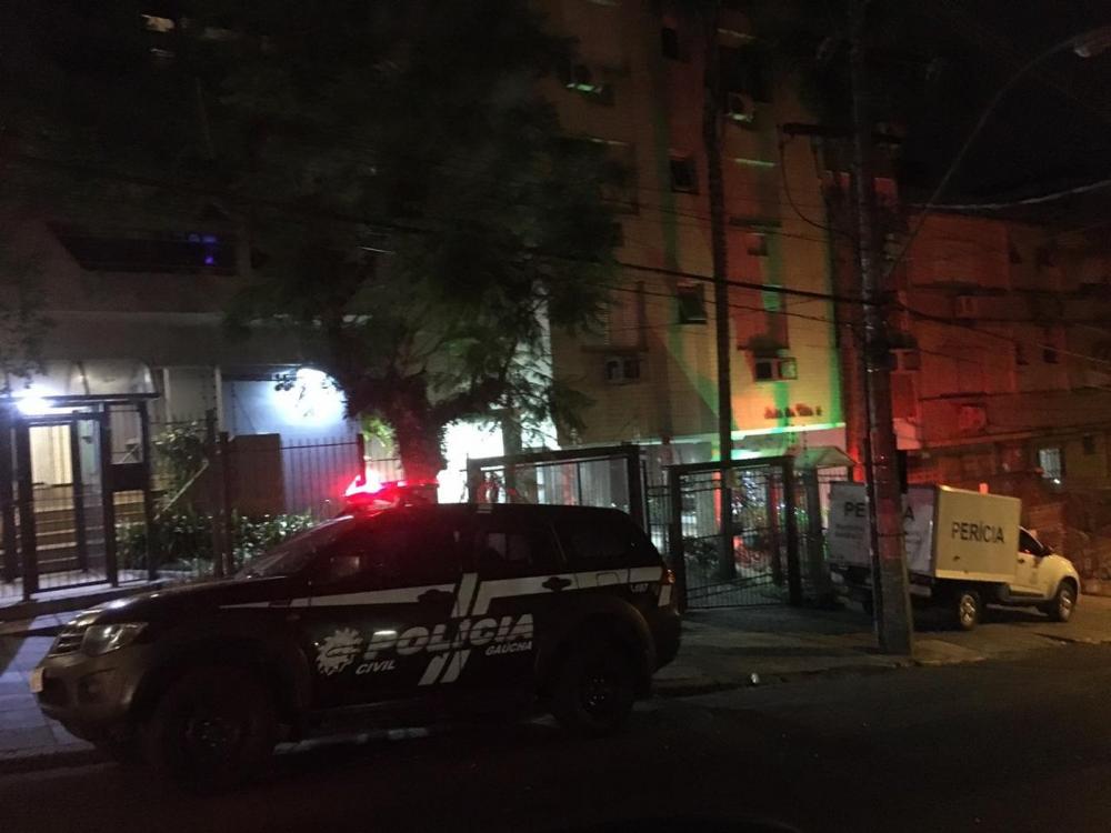 Homem foi encontrado morto dentro de apartamento em Porto Alegre — Foto: Samuel Vettori/RBS TV