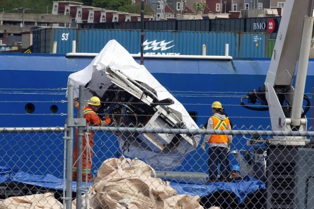 Parte da estrutura do submarino Titan, que implodiu durante uma expedição aos restos do Titanic, chegam a porto no Canadá, em 28 de junho de 2023. — Foto: Paul Daly/The Canadian Press via AP