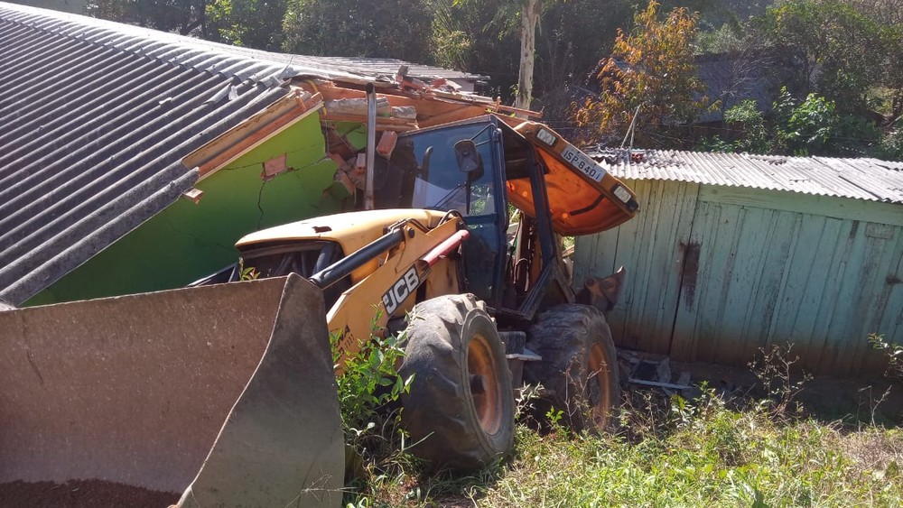 Veículo tombou sobre imóvel em Dom Feliciano — Foto: Polícia Civil/Divulgação