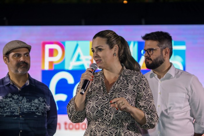 Cinthia Ribeiro ao lado do deputado estatual Eduardo Montoan ( dir.) e do presidente da Agência de Turismo Giovanni Assis (esq.) - Fotógrafo:Divulgação
