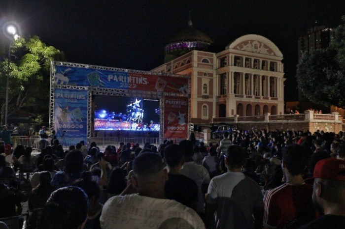 Transmissão do Festival de Parintins no Largo de São Sebastião – FOTO: Antonio Lima
