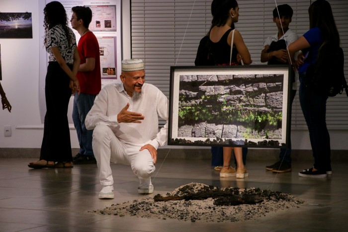 Luiz Claudio Ferreira, um dos expositores ao lado de sua obra - Fotógrafo:Bruno Felipe / Prefeitura de Palmas
