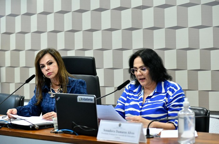 A senadora Damares Alves leu o relatório do senador Carlos Viana - Foto: Geraldo Magela/Agência Senado