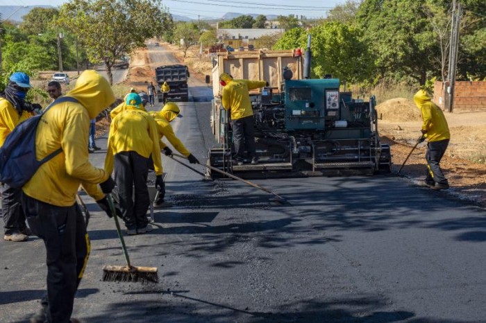 Início da aplicação de CBUQ na Av. Copacabana, no setor Morada do Sol - Fotógrafo:Luciana Pires