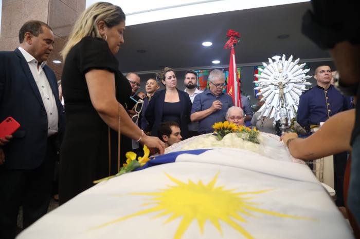Prefeita Cinthia chegou no início da manhã no velório para se despedir do líder político e apoiar os familiares - Fotógrafo:Edu Fortes