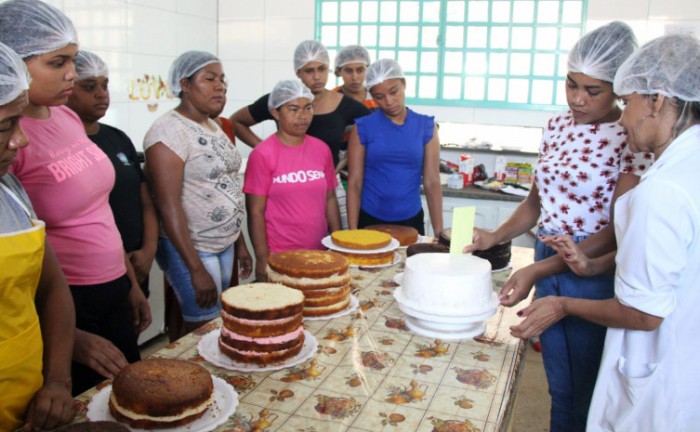 Instrutora do curso de confeitaria elogiou o emprenho da turma de Ananás - Foto: Carlessandro Souza/Governo do Tocantins
