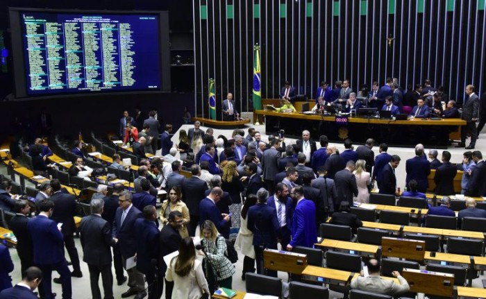 Deputados na sessão do Plenário que analisa a reforma - (Foto: Zeca Ribeiro/Câmara dos Deputados)