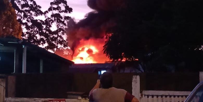 Incêndio atinge empresa de plástico em Esteio | Foto: Marcia Rodrigues / Divulgação / CP