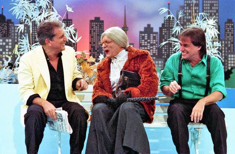 Carlos Alberto de Nóbrega, o ator Roni Rios, como a Velha Surda, e Ronnie Von em 'A Praça É Nossa' - Divulgação/SBT