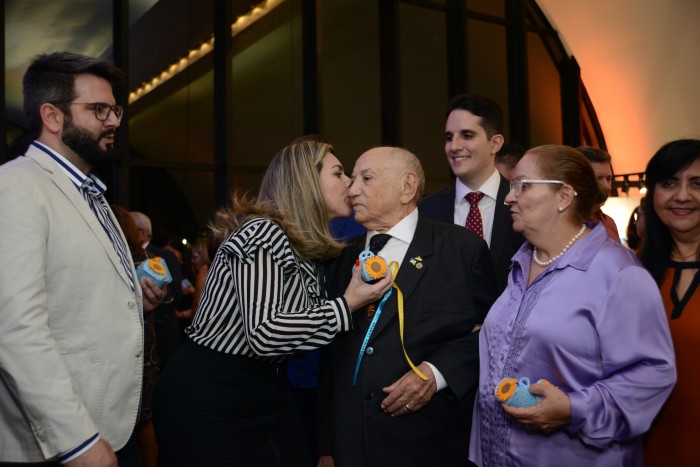 Registro de cumprimento da prefeita Cinthia Ribeiro ao ex-governador Siqueira Campos em exposição realizada em 2019 - Fotógrafo:Edu Fortes