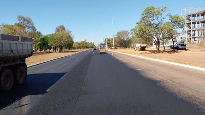 Aplicação de CBUQ, na Av. Teotônio Segurado, lateral da ACSU 80 - Fotógrafo:Seisp/Divulgação